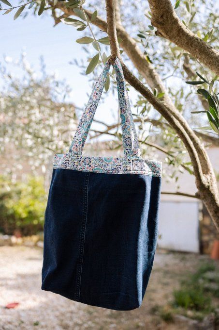 Tote bag en jean / tissu bleu fleuri