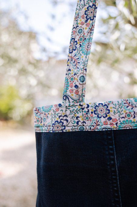 Tote bag en jean / tissu bleu fleuri