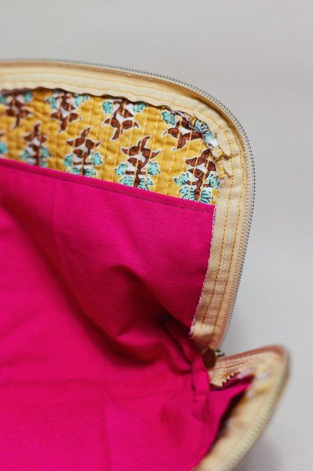 Trousse plate tissu indien jaune